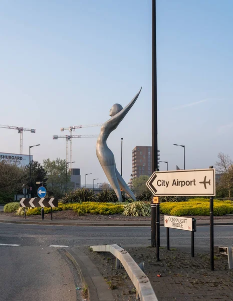 Estatua de Atenea en la entrada al aeropuerto de la ciudad — Foto de Stock