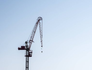 Ciddi sarkık sorunu olan modern inşaat vinci