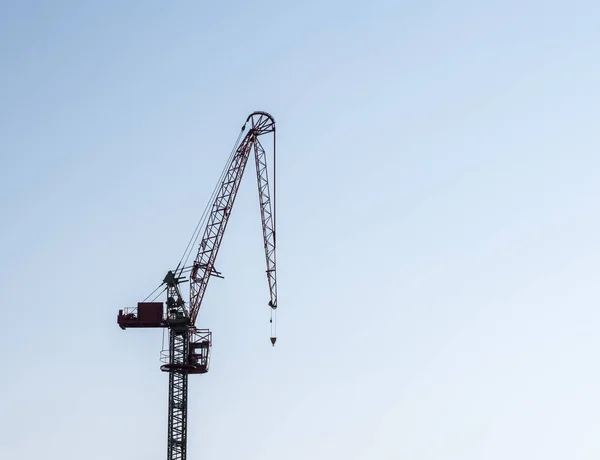 Modern byggkran med allvarliga hängande problem — Stockfoto