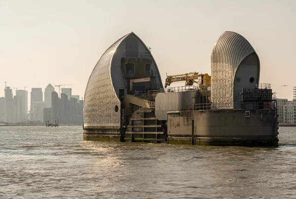 Themse Barriere über den Fluss in Greenwich — Stockfoto