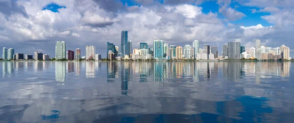 Pohled na Miami Skyline s umělým odrazem — Stock fotografie