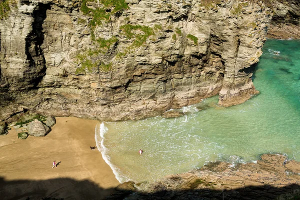 Children playing on beach near Tintagel in Cornwall — Stock Photo, Image