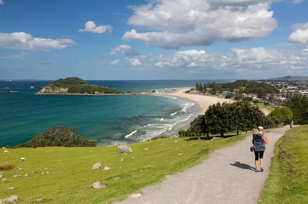 Woman hikes The Mount at Tauranga in NZ — Stock Photo, Image