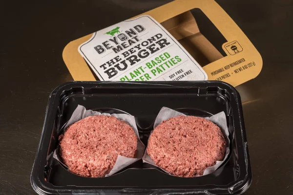2パテの肉植物ベースのハンバーガーパッケージを超えて — ストック写真