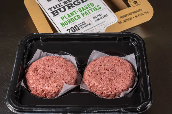 Beyond Meat pacchetto hamburger a base vegetale di due polpette — Foto Stock