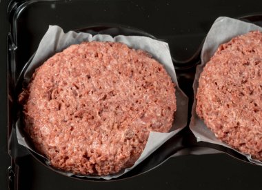 Pişirmeden önce bitki bazlı burger köftesi kapatın