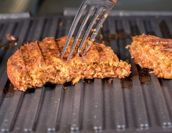 Close up of plant based burger patties on griddle being grilled — Stock Photo, Image