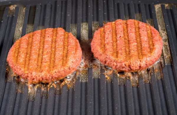 Gros plan des galettes de hamburger à base de plantes sur la plaque grillée — Photo