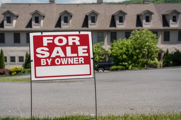 For sale by owner sign in front of a row of townhouses — Stock Photo, Image