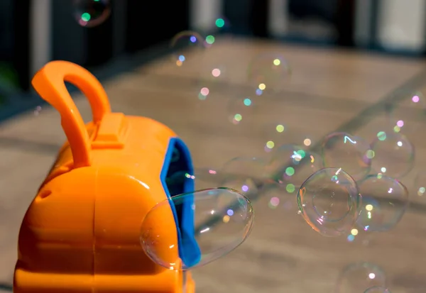 Дитячий механічний виробник мильних бульбашок або повітродувок — стокове фото