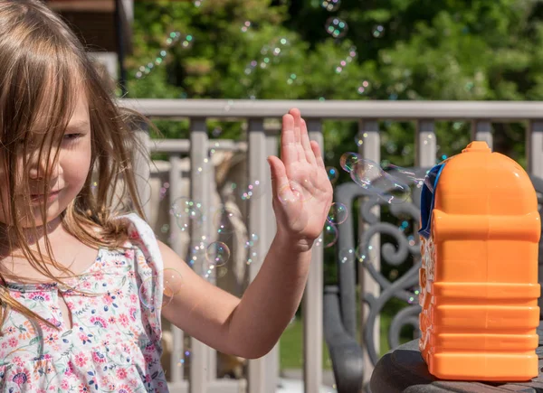 Kinder mechanische Seifenblasenmaschine oder Gebläse mit Mädchen vor — Stockfoto