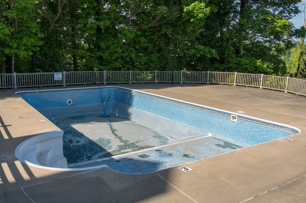 Yüzme havuzunun eski vinil astarının değiştirilmesi ve onarılması — Stok fotoğraf