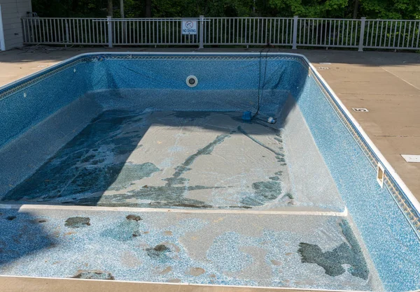 Substituição e reparação do antigo invólucro de vinil da piscina — Fotografia de Stock