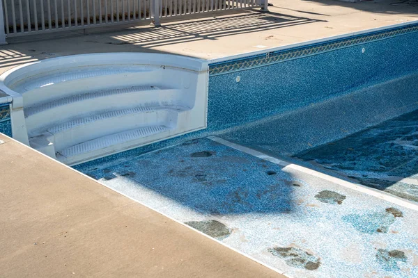 Substituição e reparação do antigo invólucro de vinil da piscina — Fotografia de Stock