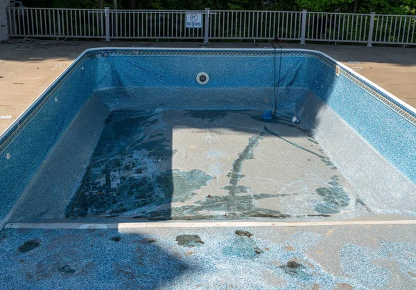 Yüzme havuzunun eski vinil astarının değiştirilmesi ve onarılması — Stok fotoğraf
