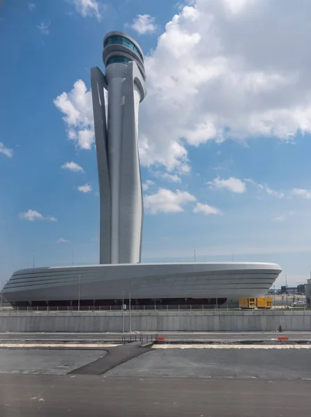 Torre de controle no aeroporto de Istambul, na Turquia — Fotografia de Stock