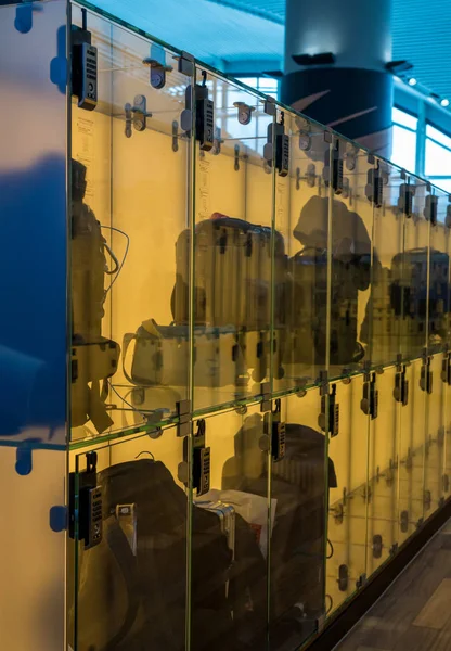 Bagage opgeslagen in doorzichtige glazen dozen in de luchthavenlounge — Stockfoto