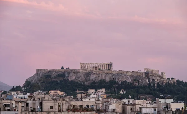 Acropolis Hill stijgt boven Athene appartementen — Stockfoto