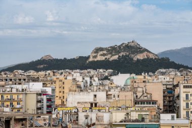 Lycabettus tepesi Atina dairelerüzerinde yükselir