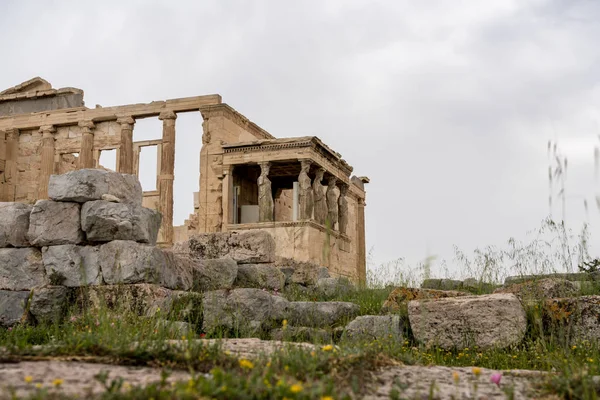 Vorhalle der Karyatiden auf Erechtheion oder Erechtheum in Athen — Stockfoto