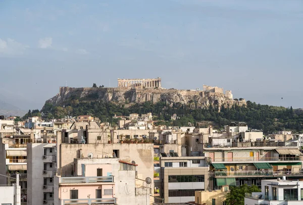 Ο λόφος της Ακρόπολης υψώνεται πάνω από τα διαμερίσματα της Αθήνας — Φωτογραφία Αρχείου