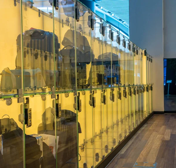 Bagages stockés dans des boîtes en verre transparentes dans le salon de l'aéroport — Photo