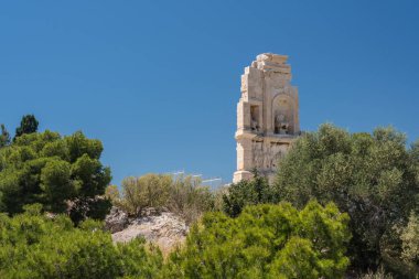 Filopappou Tepesi'nin zirvesinde filopappos anıtı