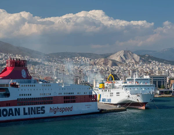 Rök från färjor i hamnen i Pireus nära Aten — Stockfoto