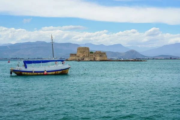 Nafplio limanında Bourtzi su kalesi — Stok fotoğraf