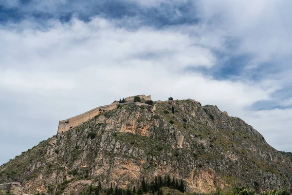 Крепость Паламиди на холме в Нафплионе в Греции — стоковое фото