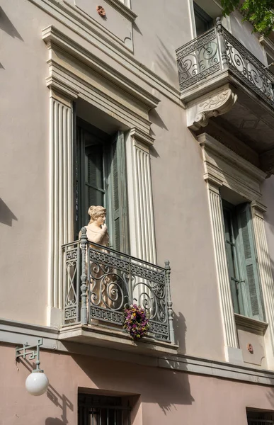 Estatua en el balcón del antiguo barrio residencial de Plaka en Atenas Grecia —  Fotos de Stock