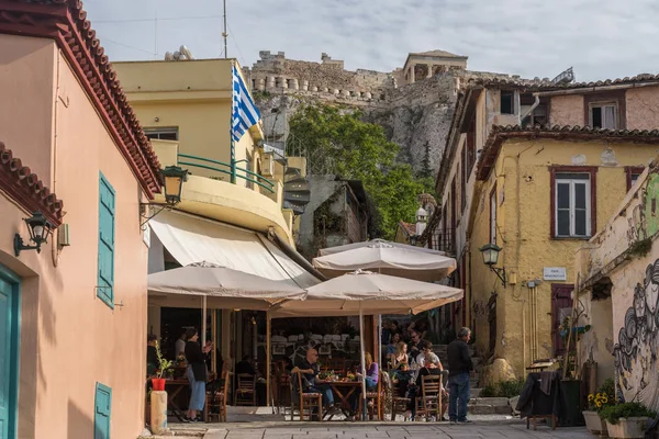 Tabernas en el antiguo distrito residencial de Plaka en Atenas Grecia — Foto de Stock