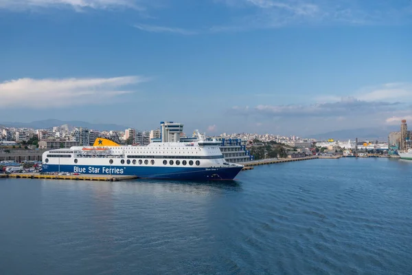 Blauer stern fähre im hafen von piraeus bei athens — Stockfoto