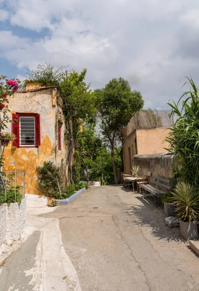 Rode luiken op venster in de oude wijk van Anafiotika in Athene Griekenland — Stockfoto