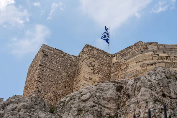 Az Akropolisz az athéni görögországi Anafiotika körzet fölé emelkedik — Stock Fotó