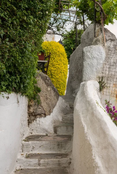 Calle estrecha en el antiguo barrio residencial de Anafiotika en Atenas Grecia —  Fotos de Stock