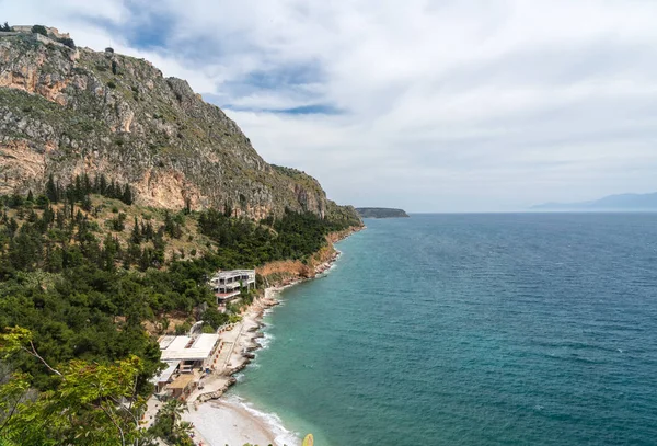 Kustlinjen nedanför fästningen Palamidi vid Nafplio i Grekland — Stockfoto