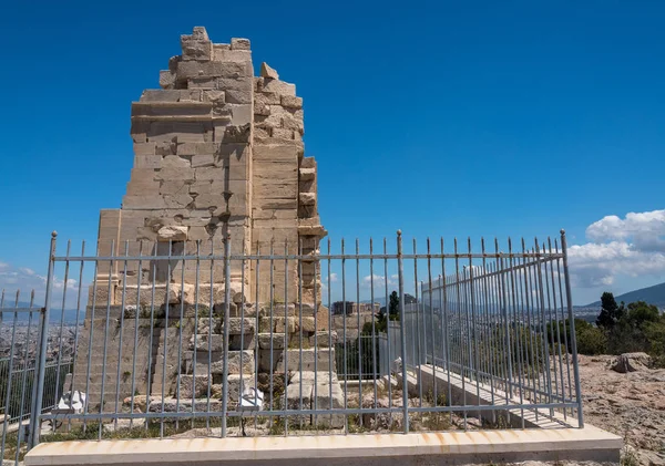 Monument av Filopappos på toppen av Filopappou Hill — Stockfoto