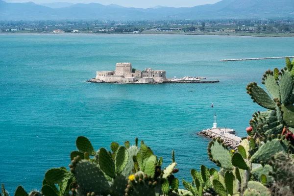 Bourtzi vatten slott i hamnen i Nafplio — Stockfoto