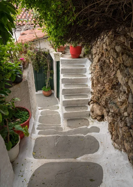 Rua estreita no distrito residencial antigo de Anafiotika em Atenas Greece — Fotografia de Stock