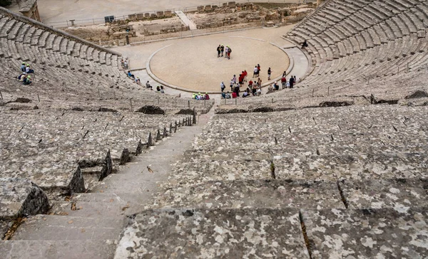 Massiv amfiteater på Sanctuary of Asklepios i Epidaurus Grekland — Stockfoto