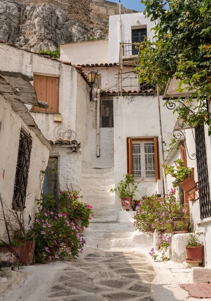 Узкая улица в старинном жилом районе Анафиотика в Афинах — стоковое фото