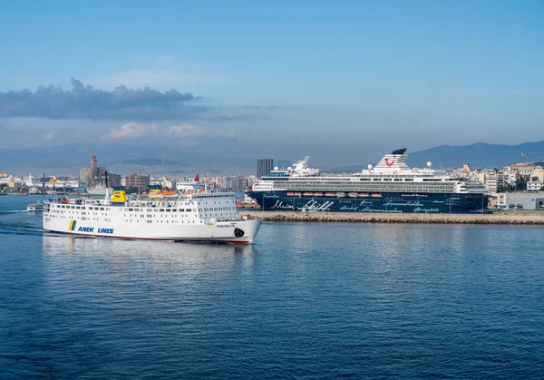 Anek ferry verlaat de haven van Piraeus in de buurt van Athene — Stockfoto