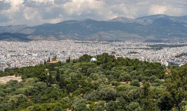 Panorama van de stad Athene vanaf de heuvel Filopappou — Stockfoto