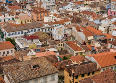 Yunanistan'ın eski liman kenti Nafplio'nun kiremitli çatıları