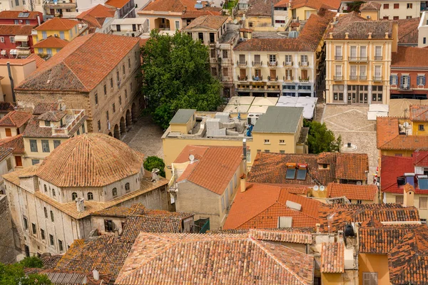 Dlážděné střechy a náměstí starého přístavního města Náfplio v Řecku — Stock fotografie