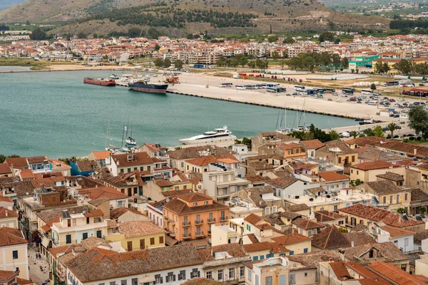 Pannendaken en promenade van de oude havenstad Nafplio in Griekenland — Stockfoto