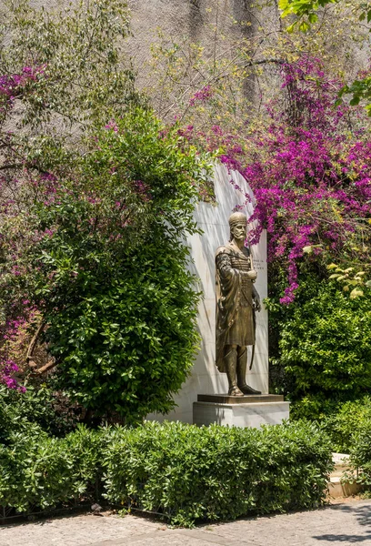 Statue de l'empereur Paléologue par la cathédrale orthodoxe grecque métropolitaine d'Athènes — Photo