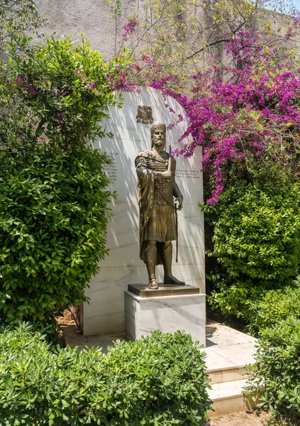 Estatua del emperador paleólogo por la catedral ortodoxa griega metropolitana de Atenas —  Fotos de Stock