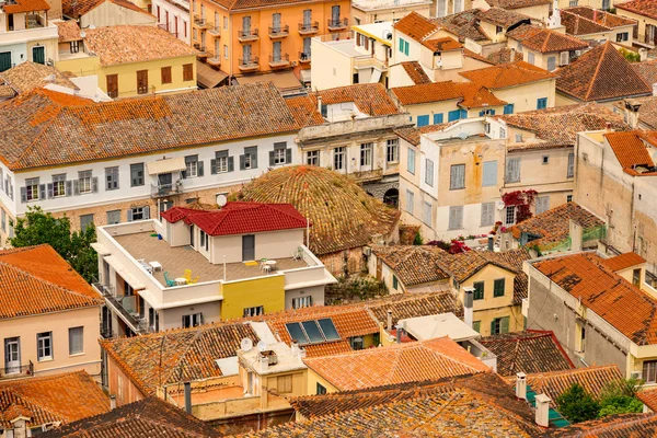 Tetti piastrellati e piazza del vecchio porto di Nafplio in Grecia — Foto Stock